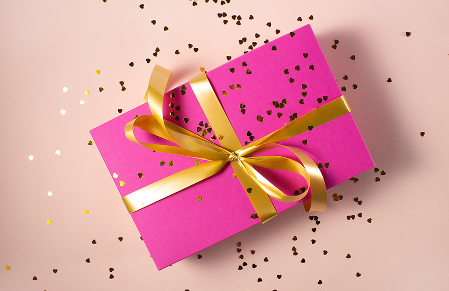 pink gift box confetti